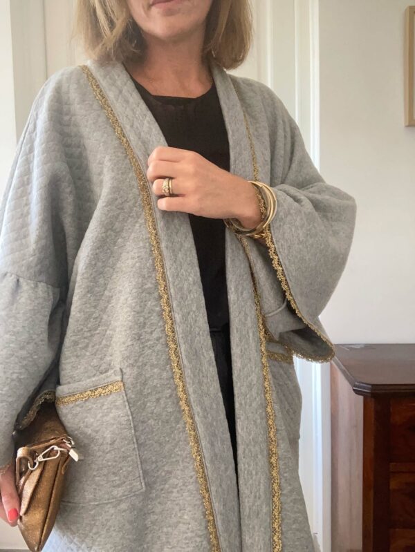 benedicte hetroy creations couture lyon veste kimono gris matelassee IMG 0114 scaled