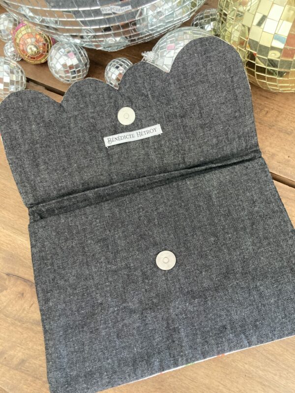 Pochette à rabat festonné – folk & chic Le rabat festonné offre une finition délicate et féminine qui fait toute la différence contrastant sur une base en chambray noir