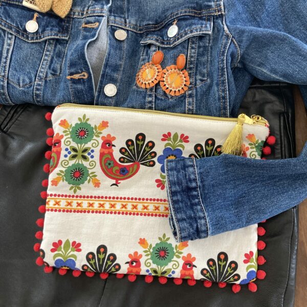Pochette bohème à pompons
